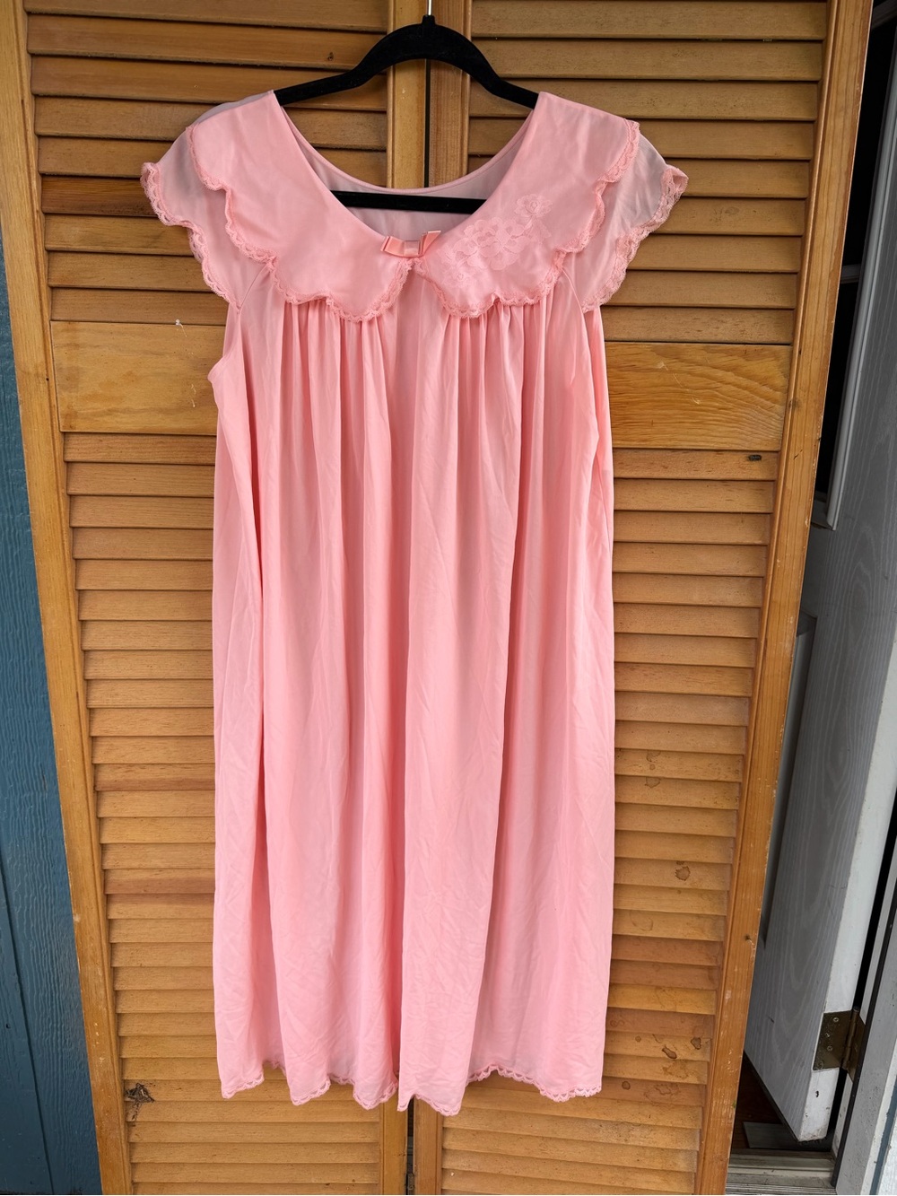 VTG pink ruffle & Lace Trim Nightgown, garden gown, cottage core, house dress